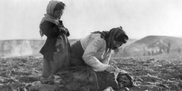 Ormianka klęcząca obok martwego dziecka na polach śmierci w rejonie Aleppo, rok 1915